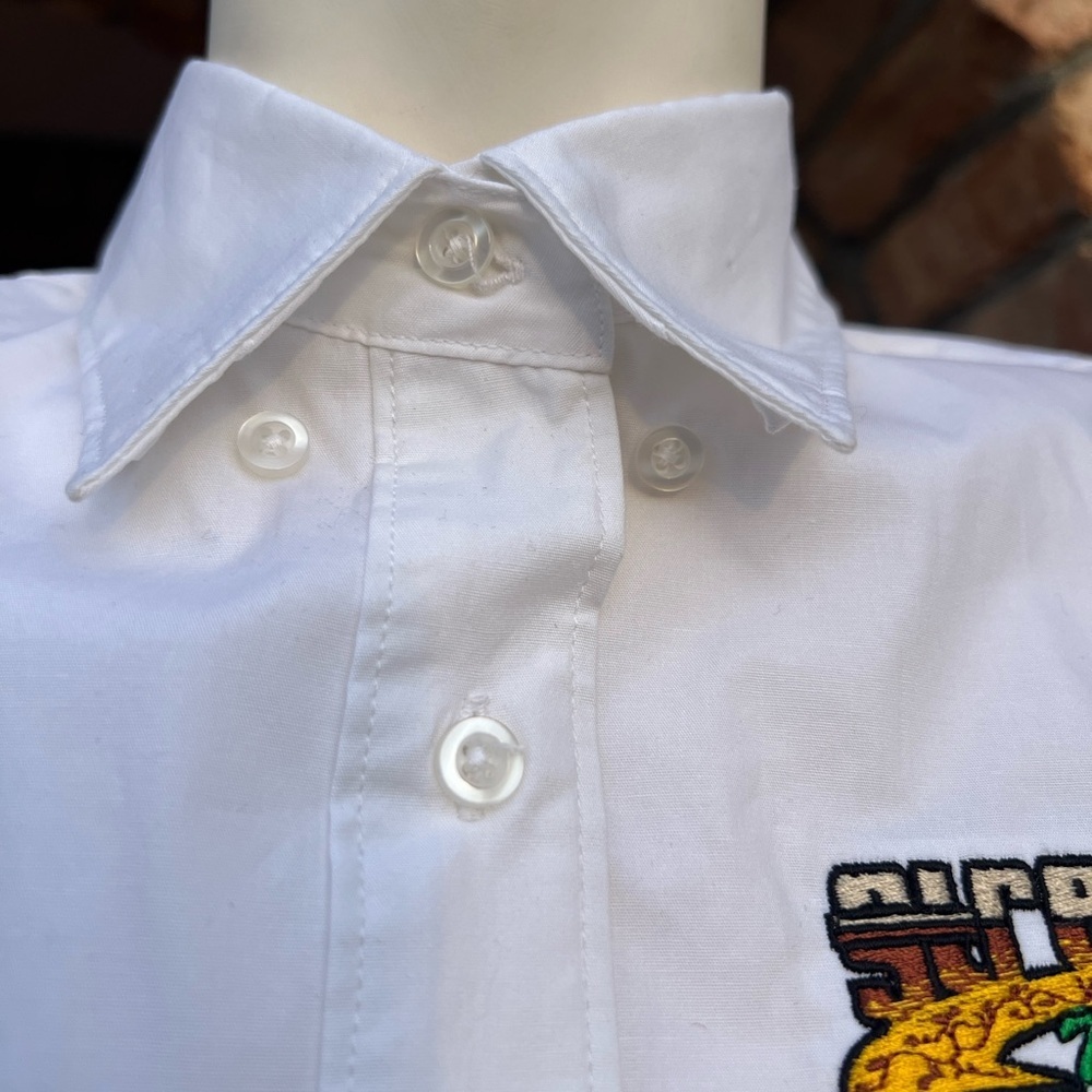 White Short-Sleeve Button-Up Shirt with Embroidered Logo Size M - Picture 6 of 8